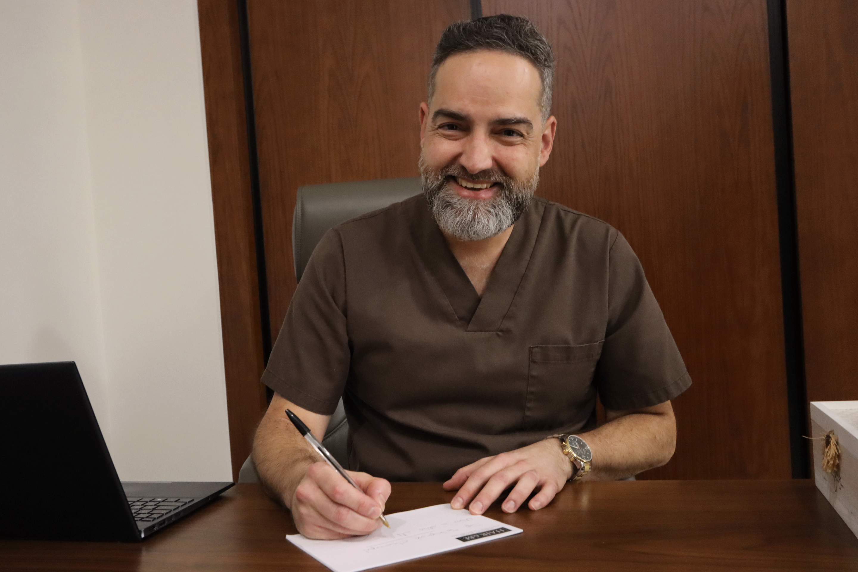 Dr. De Felipe en su despacho de Hair & Be