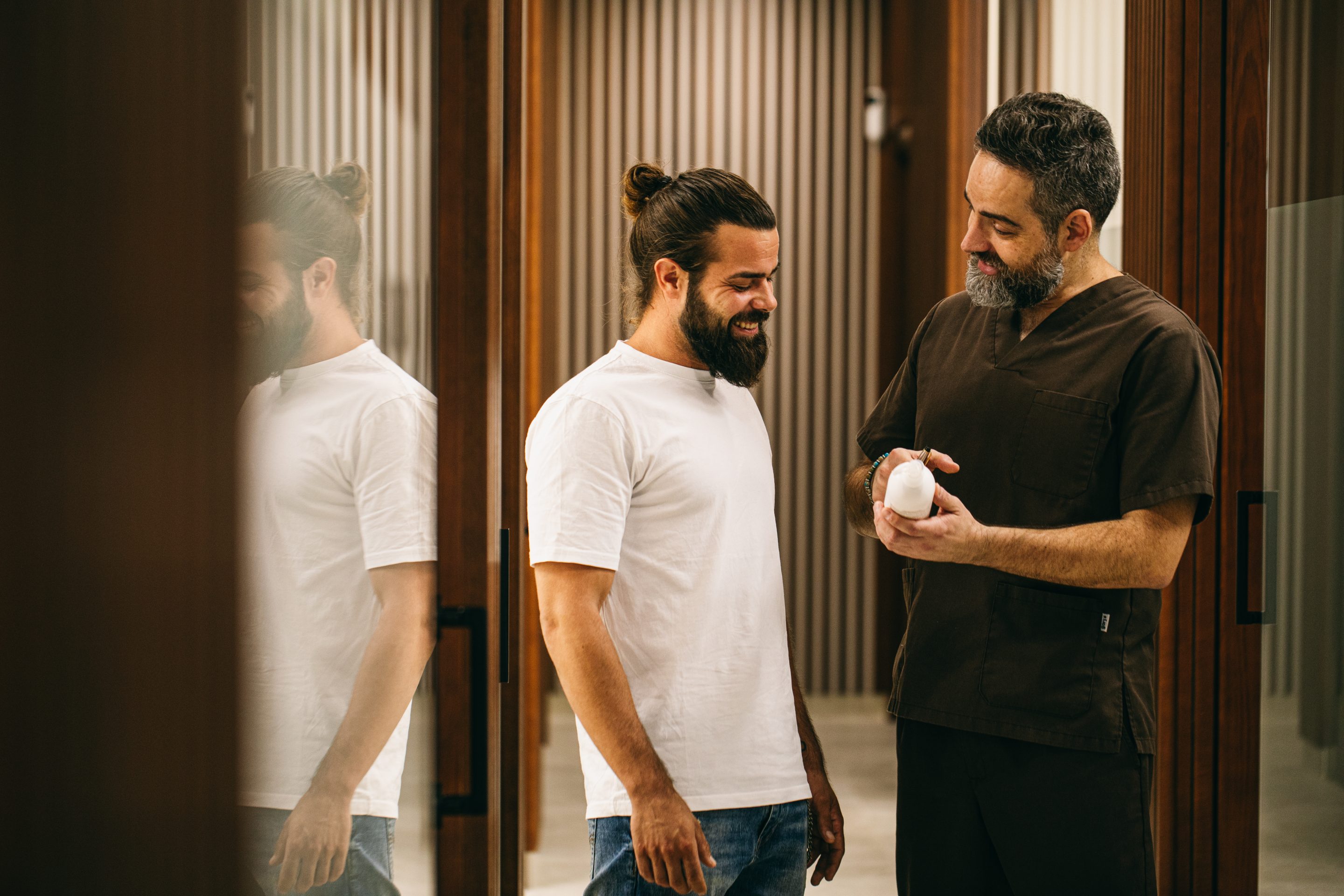 Dr. Javier De Felipe atendiendo a un paciente en Hair & Be