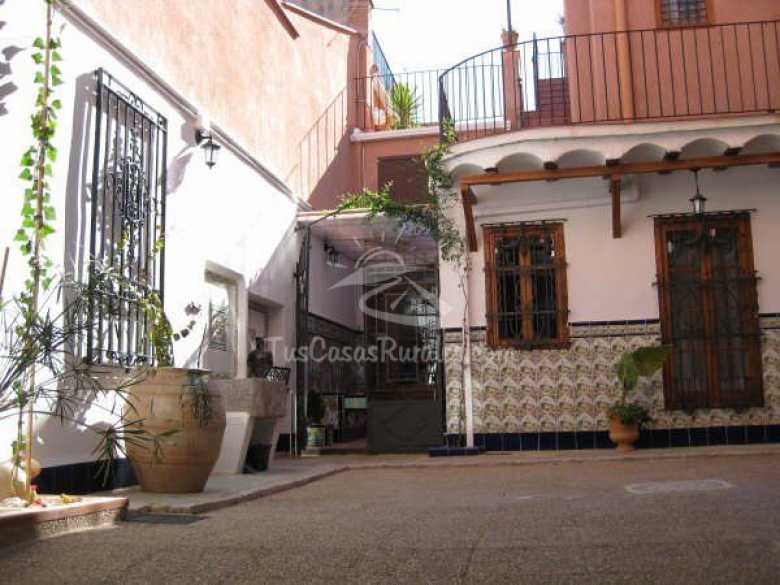 Patio de Casa Rural La Boticaria con azulejos valencianos