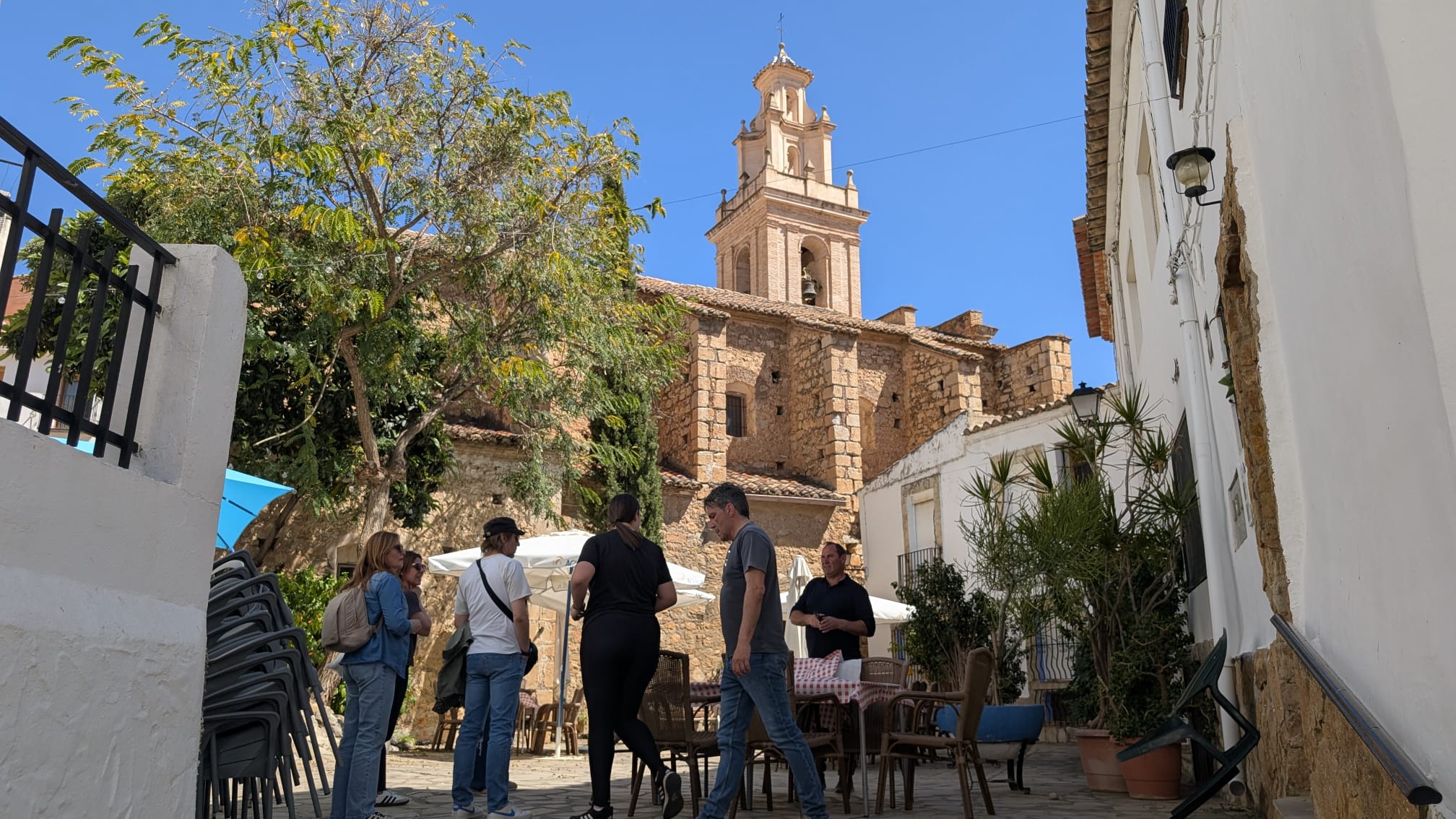 Plaza con la iglesia de fondo